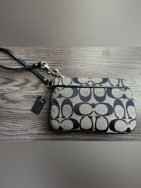 Coach Signature Wristlet Black Grey Jacquard Canvas Zip Pouch Hang Tag 6.25”L